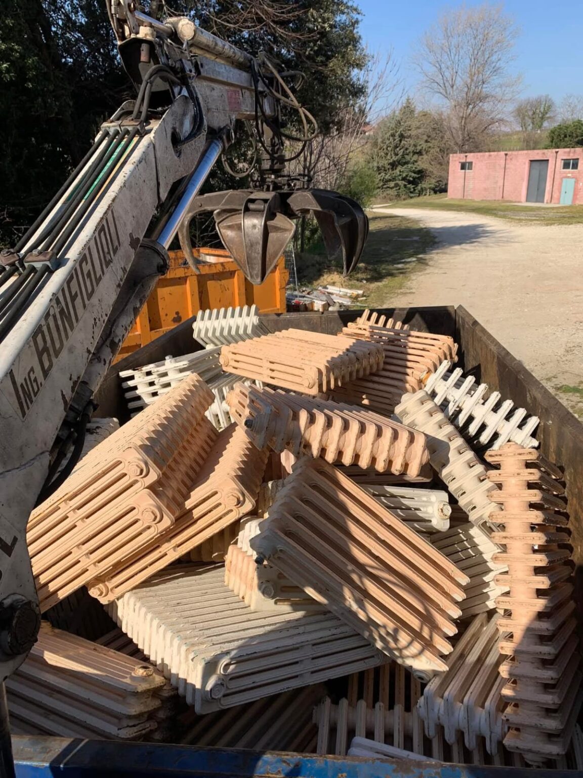 Raccolta di termosifoni recuperati