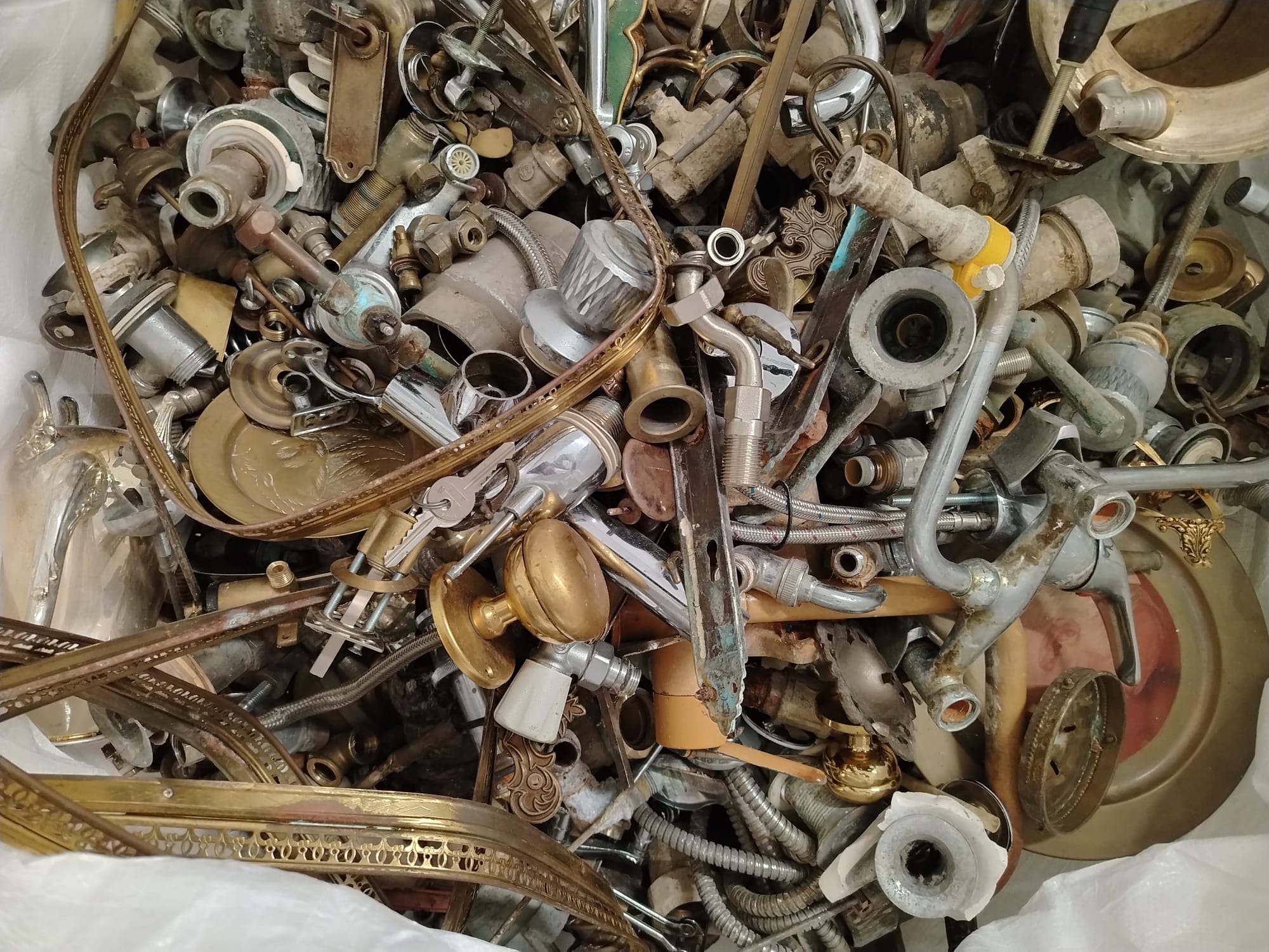 Raccolta di materiali in ottone